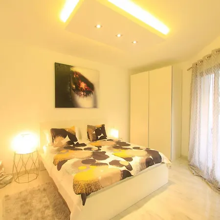 Beachside With Jacuzzi & Pool شقة